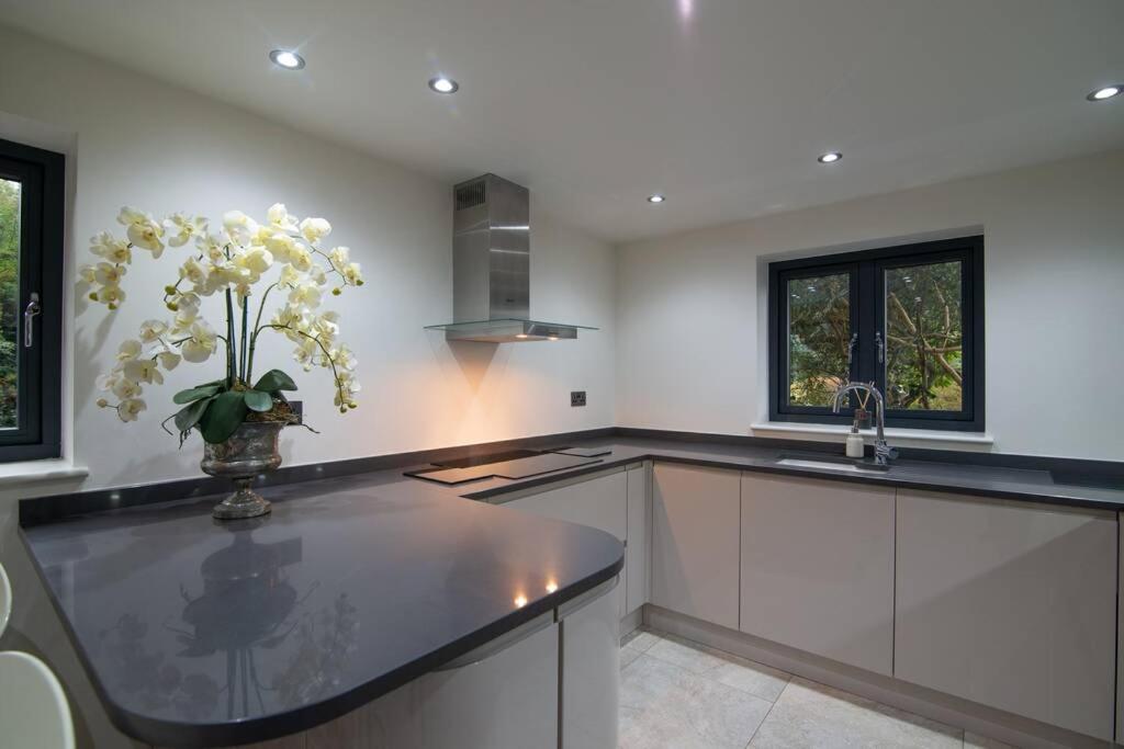 Luxury Coach House Next To Woodland In Knutsford 빌라 외부 사진