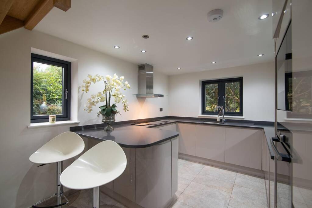 Luxury Coach House Next To Woodland In Knutsford 빌라 외부 사진